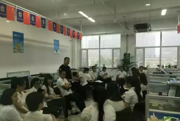 家人們開展學(xué)習(xí)探討活動。 