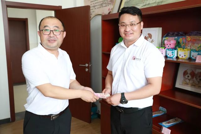 董事長(zhǎng)安俊峰以個(gè)人名義向?qū)W校捐贈(zèng) 董事長(zhǎng)安俊峰以個(gè)人名義向?qū)W校捐贈(zèng)